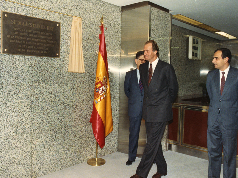 S.M. Don Juan Carlos I visita la sede social, en Capitán Haya, 41, Madrid, junto al ministro de Industria y el presidente de CAMPSA. 26-XI-1987. (Propiedad: CLH, Archivo Histórico de CAMPSA)
