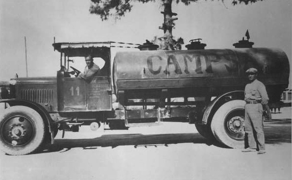 Antiguo camión-cisterna de CAMPSA. (Propiedad: CLH, Archivo Histórico de CAMPSA)
