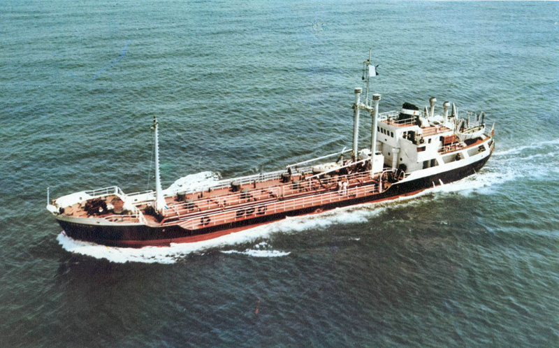Buque auxiliar Camposilo navegando en alta mar, construido en 1965. (Propiedad: CLH, Archivo Histórico de CAMPSA)
