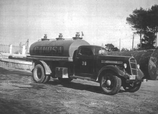 Camión cisterna nº 36 a la salida de un puerto. (Propiedad: CLH, Archivo Histórico de CAMPSA)
