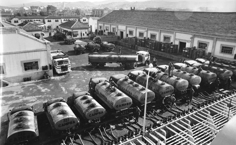 Batería de camiones en carga. (Propiedad: CLH, Archivo Histórico de CAMPSA)
