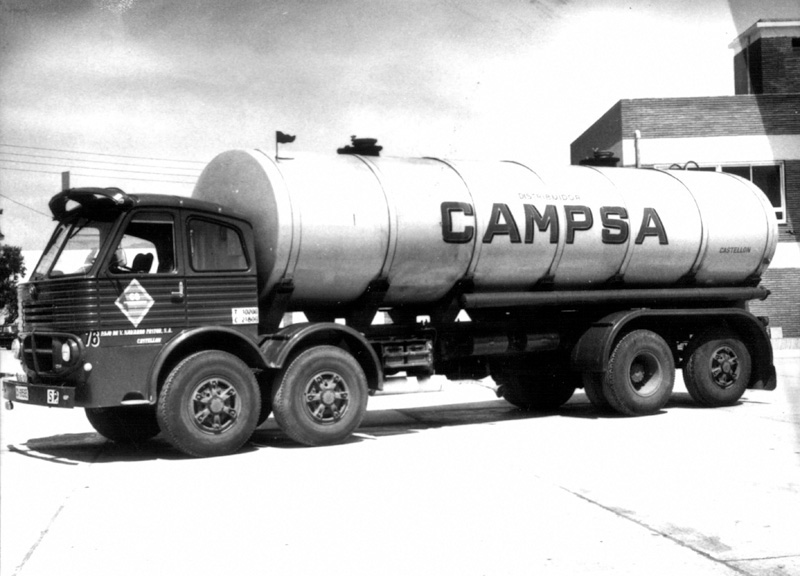 Camión cisterna en el aeropuerto de Barajas en el año 1969. (Propiedad: CLH, Archivo Histórico de CAMPSA)
