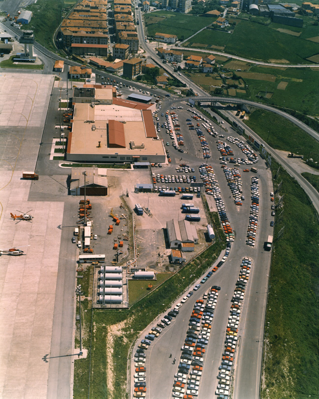 Vista aérea de la instalación aeroportuaria de Bilbao (Vizcaya). (Propiedad: CLH, Archivo Histórico de CAMPSA). (Propiedad: CLH, Archivo Histórico de CAMPSA)
