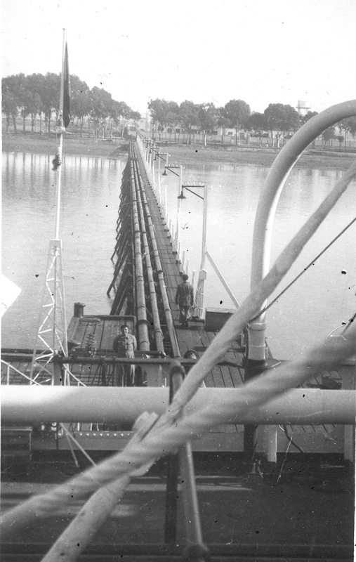 Pantalán- Rack de tuberías de Huelva. (Propiedad: CLH, Archivo Histórico de CAMPSA)
