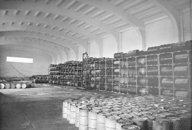 Interior de la nave de envasado provisional para lubricantes en la factoría de Vigo. (Propiedad: CLH, Archivo Histórico de CAMPSA)
