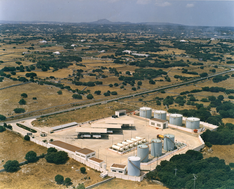 Vista aérea de la instalación aeroportuaria de Mahón (Baleares). (Propiedad: CLH, Archivo Histórico de CAMPSA)
