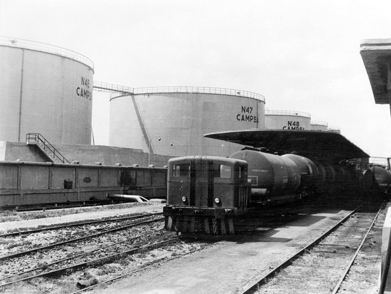 Tren cisterna en apartadero junto a tanques de almacenamiento. “Ven en tren”. (Propiedad: CLH, Archivo Histórico de CAMPSA)
