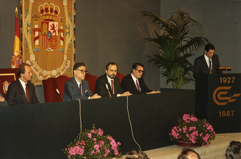 Visita de S.M. Don Juan Carlos I a la sede social en Capitán Haya, 41 (Madrid). 26 de noviembre de 1987. (Propiedad: CLH, Archivo Histórico de CAMPSA)
