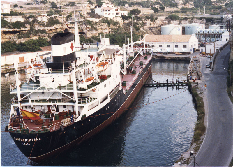 Barco Campocriptana atracado para descarga en la I.A. de Mahón (Baleares). (Propiedad: CLH, Archivo Histórico de CAMPSA).
