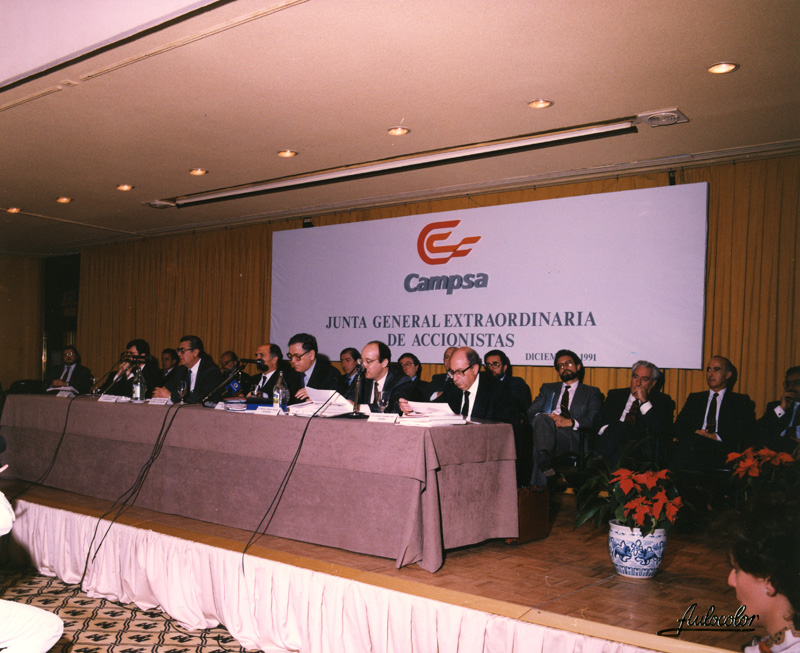 Mesa presidencial de la Junta General Extraordinaria de accionistas. Diciembre de 1991. (Propiedad: CLH, Archivo Histórico de CAMPSA)
