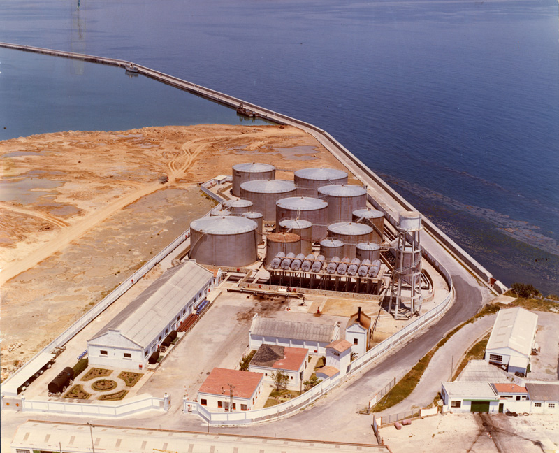 Instalación de almacenamiento portuaria de Algeciras (Cádiz). (Propiedad: CLH, Archivo Histórico de CAMPSA).
