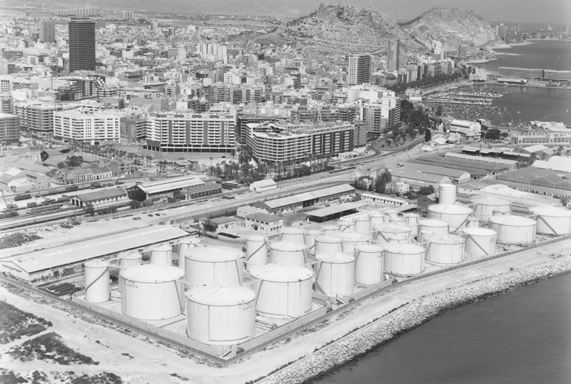 Instalación de almacenamiento portuaria de Alicante. 1981. (Propiedad: CLH, Archivo Histórico de CAMPSA)
