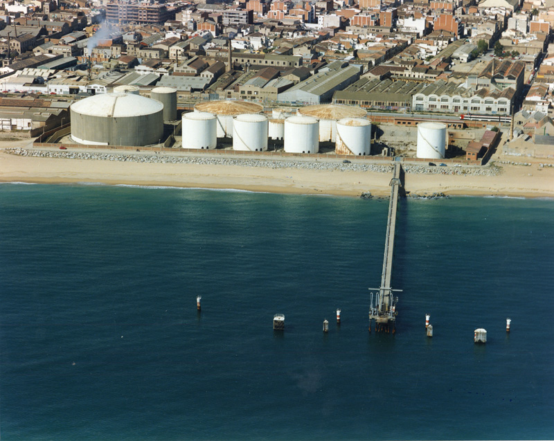 Pantalán de la instalación de almacenamiento portuaria de Badalona (Barcelona). (Propiedad: CLH, Archivo Histórico de CAMPSA)
