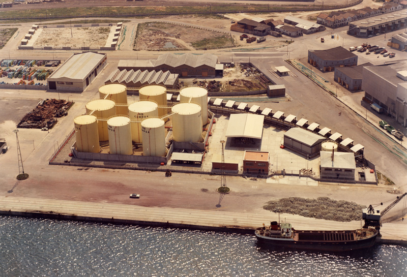 Instalación de almacenamiento portuaria de La Coruña. 1975. (Propiedad: CLH, Archivo Histórico de CAMPSA)
