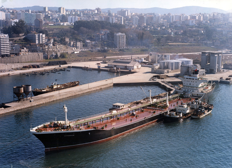 El buque-tanque “Campomayor” atracado en la instalación portuaria de Guixar (Vigo) (Propiedad: CLH, Archivo Histórico de CAMPSA)
