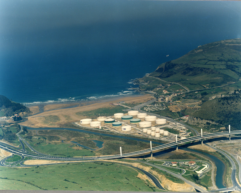 Instalación de almacenamiento portuaria de Somorrostro (Bilbao-Vizcaya).1993. (Propiedad: CLH, Archivo Histórico de CAMPSA)
