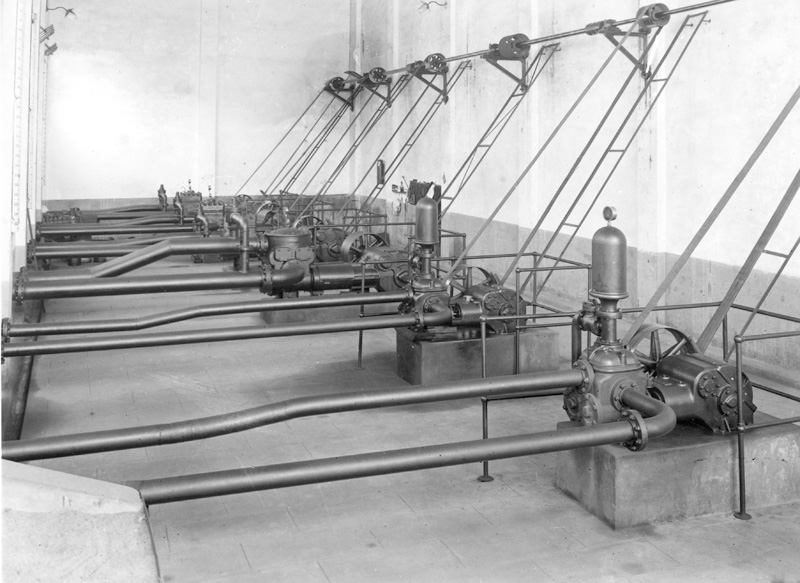 Detalle de maquinaria. Sala de bombas eléctrica en la factoría de Morrot (Barcelona). (Propiedad: CLH, Archivo Histórico de CAMPSA)
