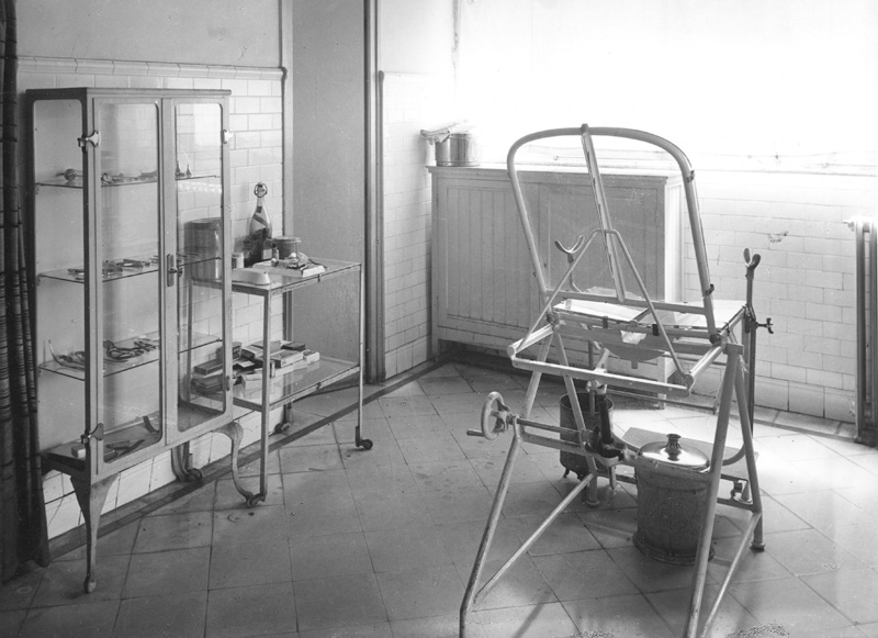 Botiquín y sala de curas en la factoría de Morrot (Barcelona). (Propiedad: CLH, Archivo Histórico de CAMPSA)
