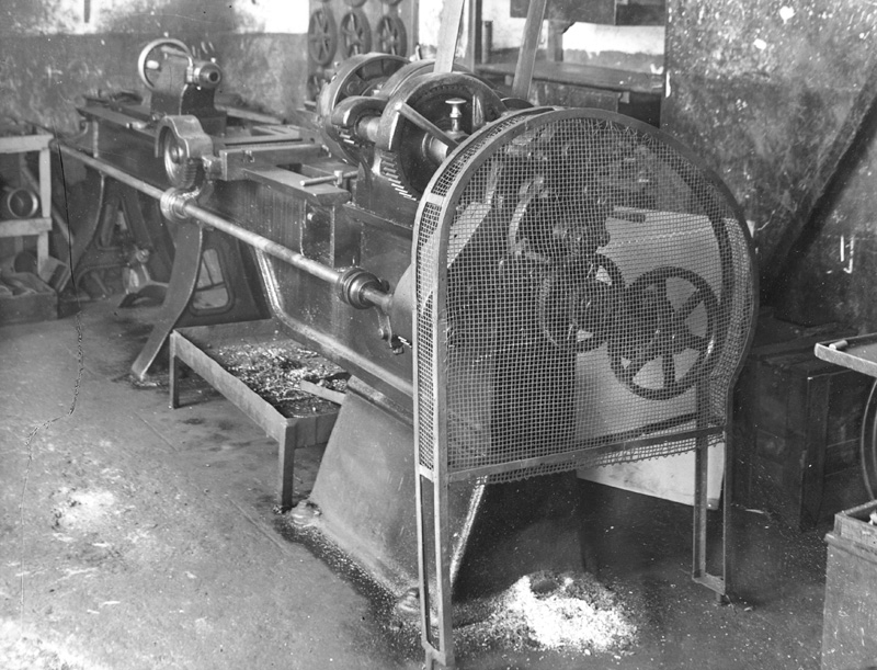 Detalle de maquinaria. Protección de tormo en la factoría de Morrot (Barcelona). (Propiedad: CLH, Archivo Histórico de CAMPSA)
