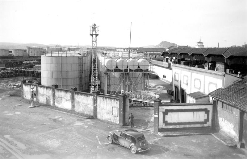 Vista del patio y tanques de productos ligeros en la Factoría del depósito franco de Santander. (Propiedad: CLH, Archivo Histórico de CAMPSA)

