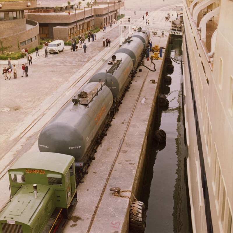 Primer suministro de combustible al ferry Monte Toledo, línea Santander-Southanton, en el puerto de Santander (Mayo de 1974). (Propiedad: CLH, Archivo Histórico de CAMPSA)
