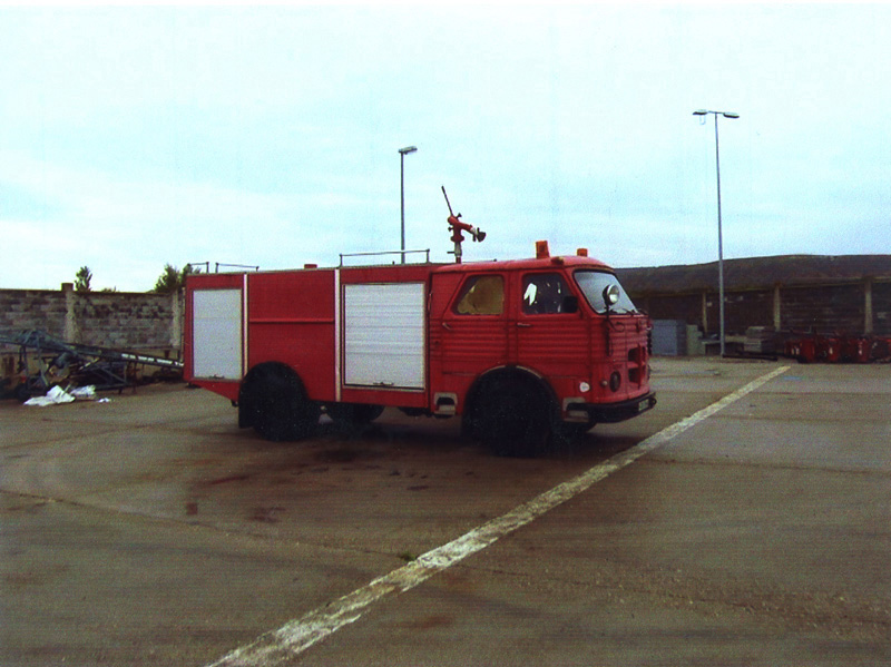 Camión de defensa contra incendios en instalación de almacenamiento en Santovenia (Valladolid). (Propiedad: CLH, Archivo Histórico de CAMPSA)
