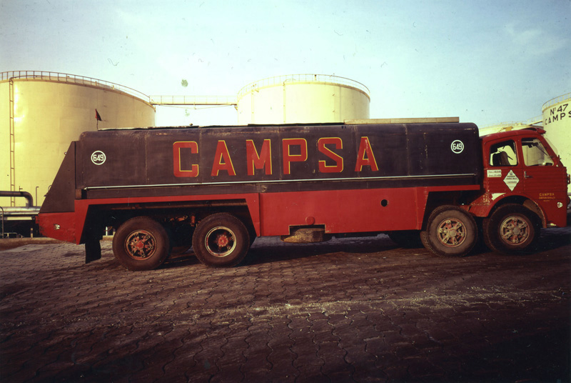 Camión cisterna de fuel-oil en instalación de almacenamiento. (Propiedad: CLH, Archivo Histórico de CAMPSA)
