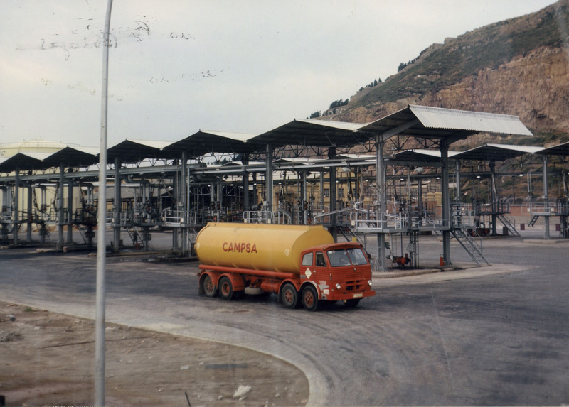 Camión cisterna en el cargadero de la factoría de Barcelona. Agosto de 1974. (Propiedad: CLH, Archivo Histórico de CAMPSA)
