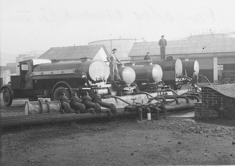 Camiones cisterna en el cargadero de la instalación de Pasajes. (Propiedad: CLH, Archivo Histórico de CAMPSA)
