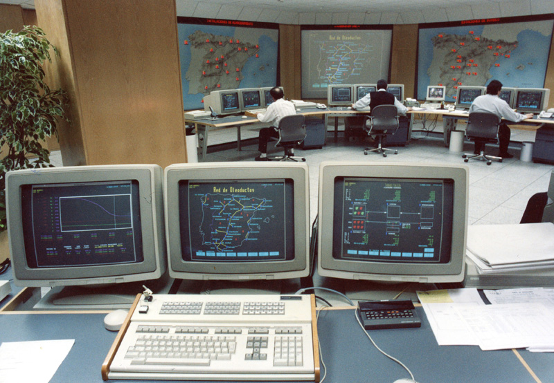 Sala de control de los oleoductos (Despaching), en las oficinas centrales. (Propiedad: CLH, Archivo Histórico de CAMPSA).</
