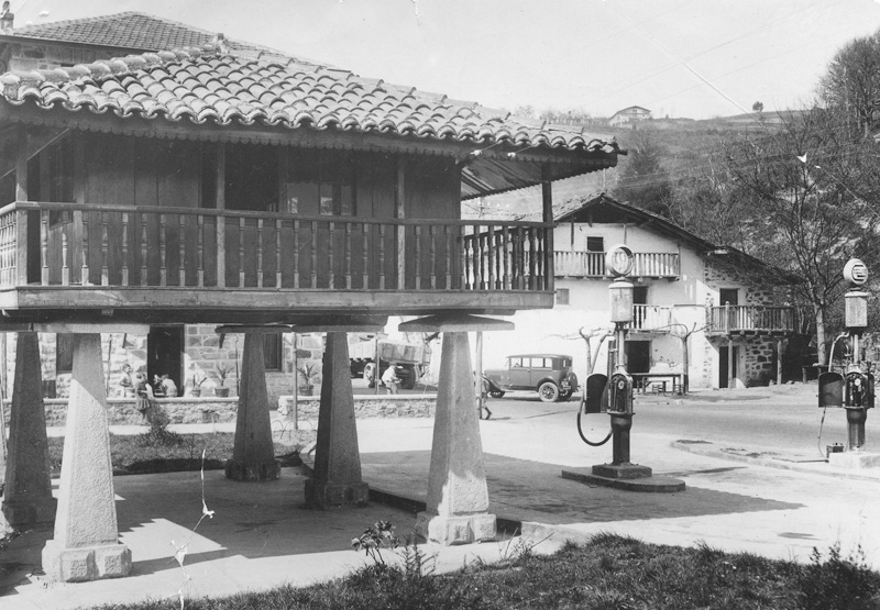 E.S. Erleches – Galdácano. Carretera de Bilbao a San Sebastián. (Propiedad: CLH, Archivo Histórico de CAMPSA)
