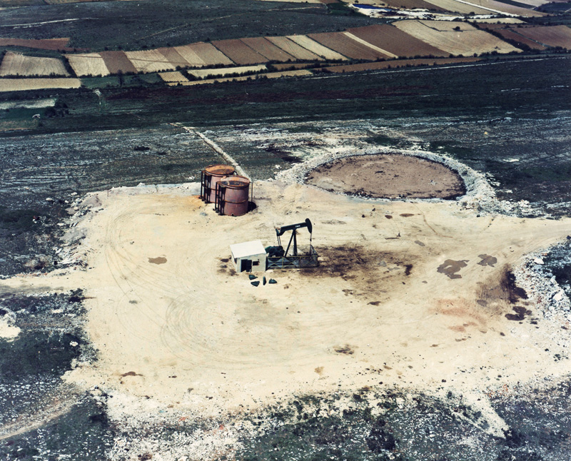 Vista aérea de la bomba de extracción de crudo en el Yacimiento de Ayoluengo. (Propiedad: CLH, Archivo Histórico de CAMPSA)
