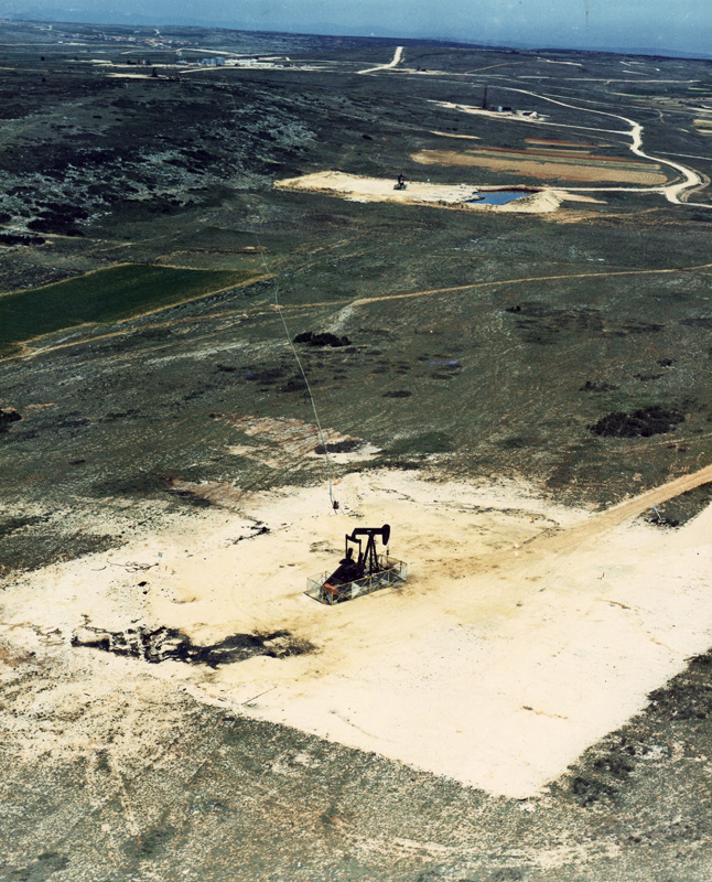Vista aérea de la bomba de extracción de crudo y depósitos de almacenamiento en el Yacimiento de Ayoluengo. (Propiedad: CLH, Archivo Histórico de CAMPSA).
