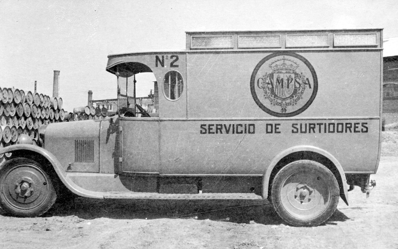 Camión nº 2 del Servicio de surtidores. Tarjeta postal. (Propiedad: CLH, Archivo Histórico de CAMPSA)
