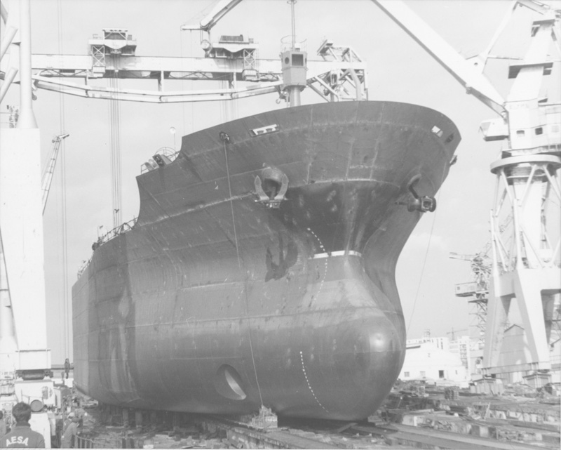 Proa del buque-tanque “Campeón” en las tareas de reconstrucción. 1980. (Propiedad: CLH, Archivo Histórico de CAMPSA)
