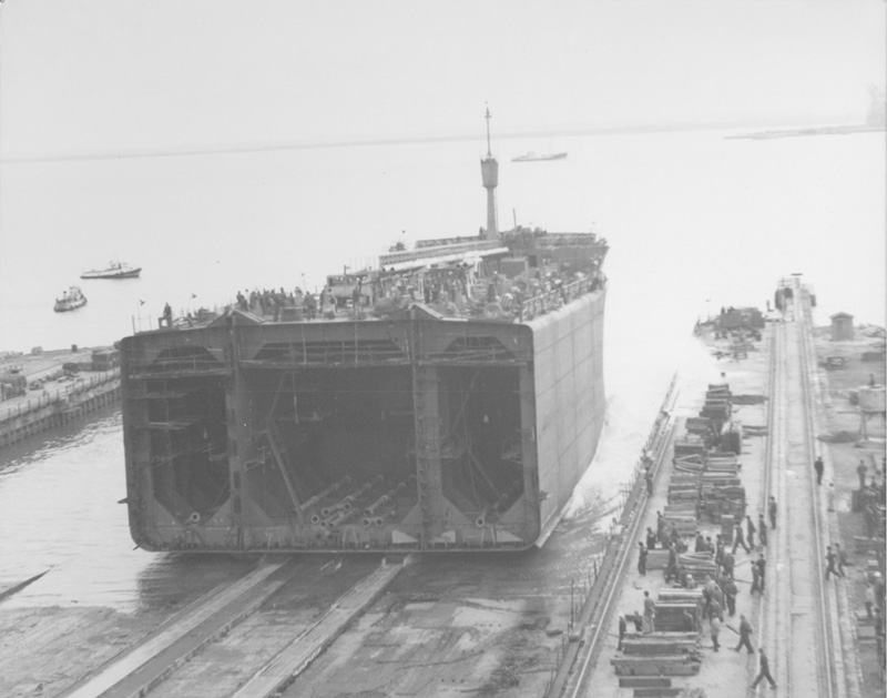 Corte transversal del buque-tanque “Campeón” en las tareas de reconstrucción. 1980. (Propiedad: CLH, Archivo Histórico de CAMPSA)
