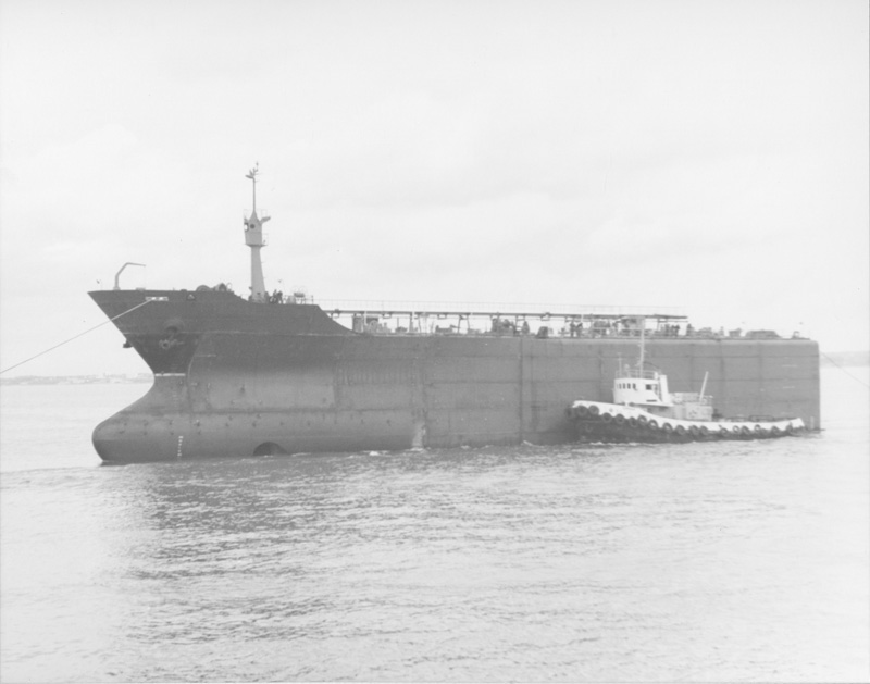El buque-tanque “Campeón” después de las tareas de reconstrucción. 28 de abril de 1980. (Propiedad: CLH, Archivo Histórico de CAMPSA).</
