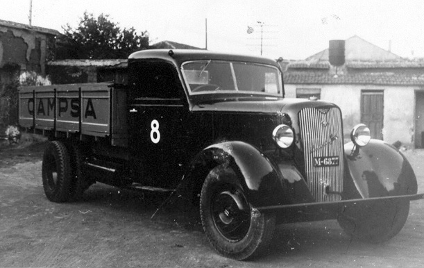 Antiguo camión auxiliar nº 8. (Propiedad: CLH, Archivo Histórico de CAMPSA)
