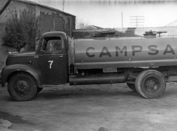 Antiguo camión-cisterna nº 7. (Propiedad: CLH, Archivo Histórico de CAMPSA)
