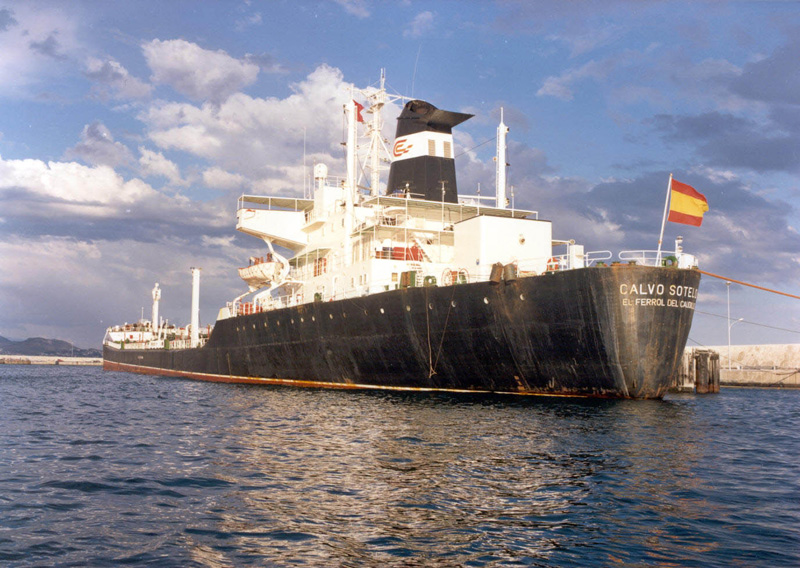 Vista desde popa del buque-tanque Calvo Sotelo, construido en 1977. (Propiedad: CLH, Archivo Histórico de CAMPSA)

