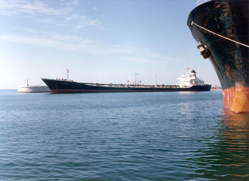 Vista general del buque-tanque Calvo Sotelo, construido en 1977. (Propiedad: CLH, Archivo Histórico de CAMPSA)
