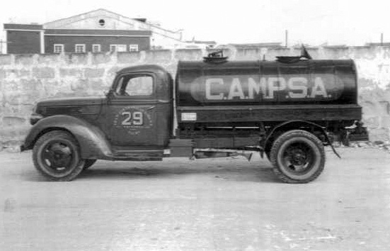 Antiguo camión-cisterna nº 29. (Propiedad: CLH, Archivo Histórico de CAMPSA)
