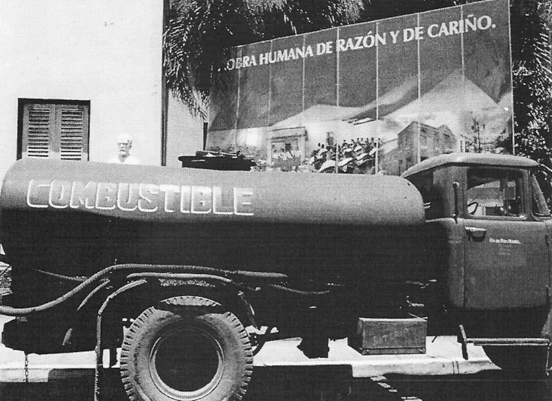 Camión-cisterna de un distribuidor de CAMPSA. (Propiedad: CLH, Archivo Histórico de CAMPSA)
