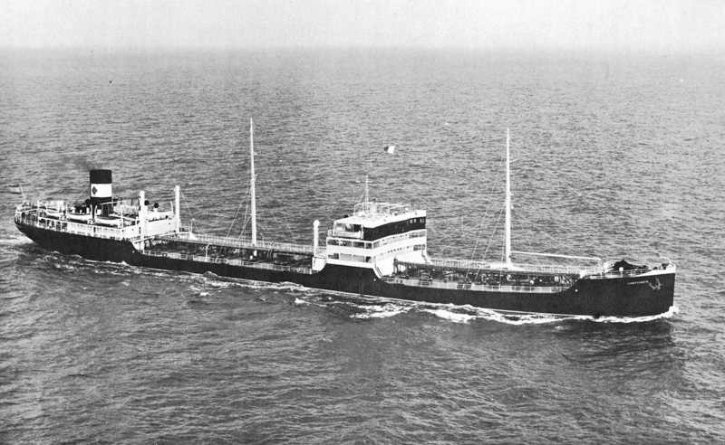 Buque-tanque Campoamor navegando a plena carga, construido en 1931.(*) (Propiedad: CLH, Archivo Histórico de CAMPSA)
