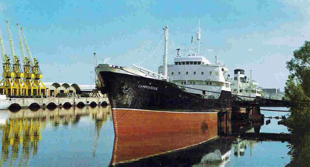 Buque-tanque Campoverde atracado en puerto, construido en 1958. (Propiedad: CLH, Archivo Histórico de CAMPSA)
