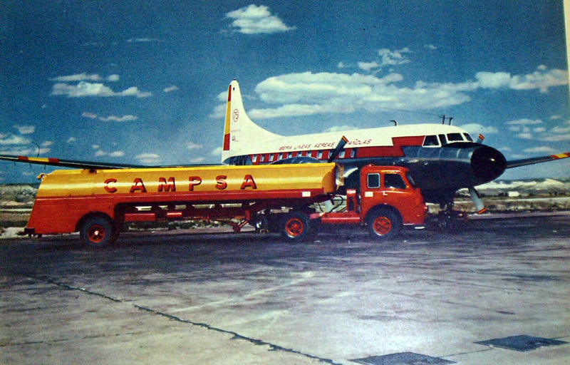 Unidad repostadora en aeropuerto anterior a 1977. (Propiedad: CLH, Archivo Histórico de CAMPSA)
