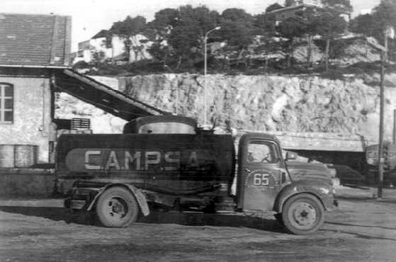 Camión-cisterna nº 65 en instalación. (Propiedad: CLH, Archivo Histórico de CAMPSA)
