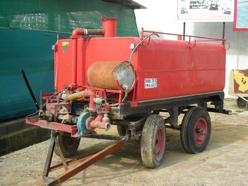 Cisterna en remolque auxiliar de combustible. (Propiedad: CLH, Archivo Histórico de CAMPSA)
