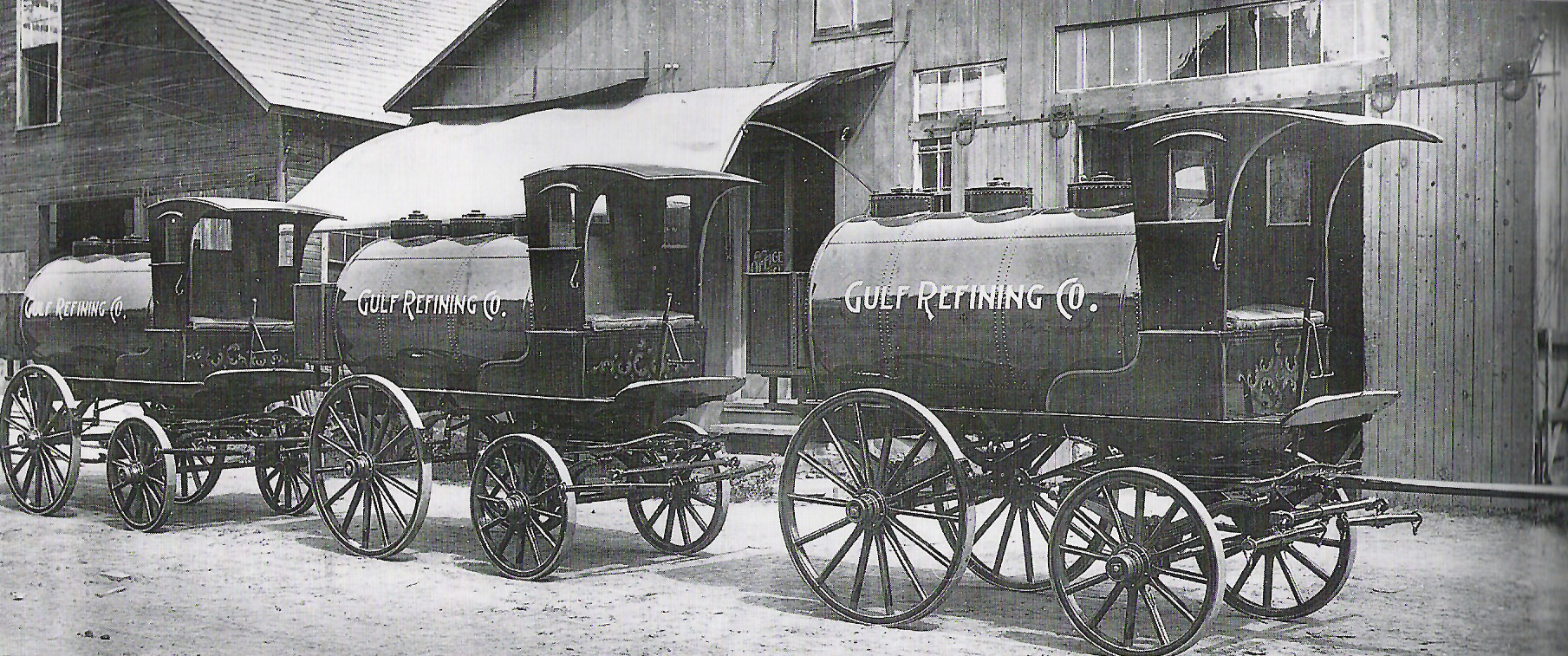 Curioso camión-cisterna americano del siglo XIX. (Propiedad: CLH, Archivo Histórico de CAMPSA)
