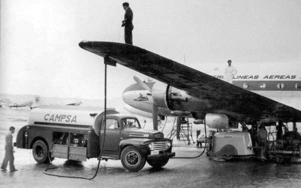 Unidad repostadora efectuando un suministro en aeronave. (Propiedad: CLH, Archivo Histórico de CAMPSA)
